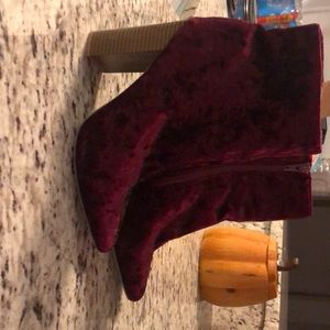 4in burgundy hills. Great condition